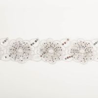 Borte bestickt Blumen Perlen Pailletten weiß silber 7,5cm Breite weiße bestickte Borte mit Blumenmotiv, verziert mit Pailletten und Perlen, gerade ausgebreitet