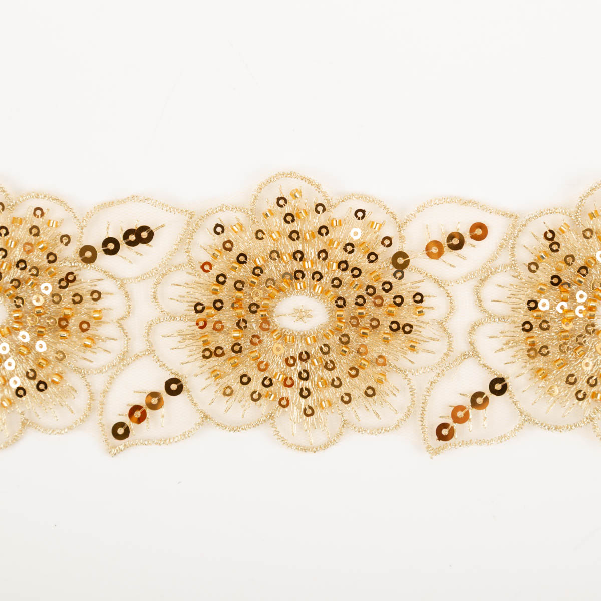 Borte bestickt Blumen Perlen Pailletten gold beige 7,5cm Breite Nahaufnahme von bestickter Borte mit Blumenmotiv, goldfarbenen Pailletten und Perlen auf transparentem Stoff