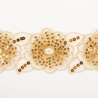 Borte bestickt Blumen Perlen Pailletten gold beige 7,5cm Breite Nahaufnahme von bestickter Borte mit Blumenmotiv, goldfarbenen Pailletten und Perlen auf transparentem Stoff