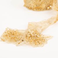 Borte bestickt Blumen Perlen Pailletten gold beige 7,5cm Breite goldene Spitzenborte mit bestickten Blumen, Pailletten und Perlen, einzeln ausgebreitet auf hellem Untergrund