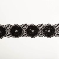 Borte bestickt Blumen Perlen Pailletten schwarz 7,5cm Breite Schwarze Spitze mit bestickten Blumen und Pailletten, flach ausgebreitet auf weißem Hintergrund