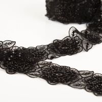 Borte bestickt Blumen Perlen Pailletten schwarz 7,5cm Breite Nahaufnahme einer schwarzen Borte mit Perlen, Blumenmotiv, Pailletten und Spitze auf weißem Hintergrund