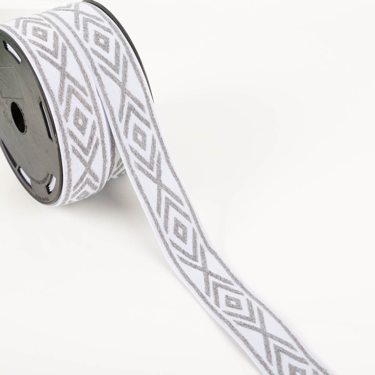 Gummiband Glitzer Rauten geometrisch weiß silber 4cm Breite weißer Gummiband mit silbernem Rautenmuster als Rolle schräg von oben fotografiert