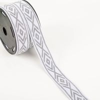 Gummiband Glitzer Rauten geometrisch weiß silber 4cm Breite weißer Gummiband mit silbernem Rautenmuster als Rolle schräg von oben fotografiert