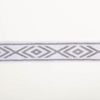 Gummiband Glitzer Rauten geometrisch weiß silber 4cm Breite elastisches Band in Weiß mit silberfarbenem geometrischen Muster, flach ausgebreitet auf weißem Hintergrund