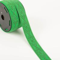 grünes Gummiband mit Rautenmotiv in Nahaufnahme auf Rolle aufgewickelt