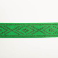 Nahaufnahme eines dekorativen elastischen Bandes in Grün mit geometrischen Rautenmustern
