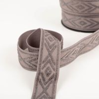 Gummiband Glitzer Rauten geometrisch hellbraun taupe silber 4cm Breite breites taupefarbenes Gummiband mit silbernem Rautenmuster, Band locker gelegt, Teil der Rolle sichtbar