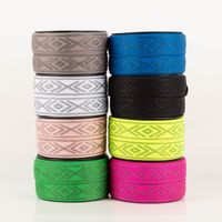 Gummiband Glitzer Rauten geometrisch hellbraun taupe silber 4cm Breite neun Rollen Gummiband mit Rautenmuster in verschiedenen Farben, gestapelt auf weißem Hintergrund
