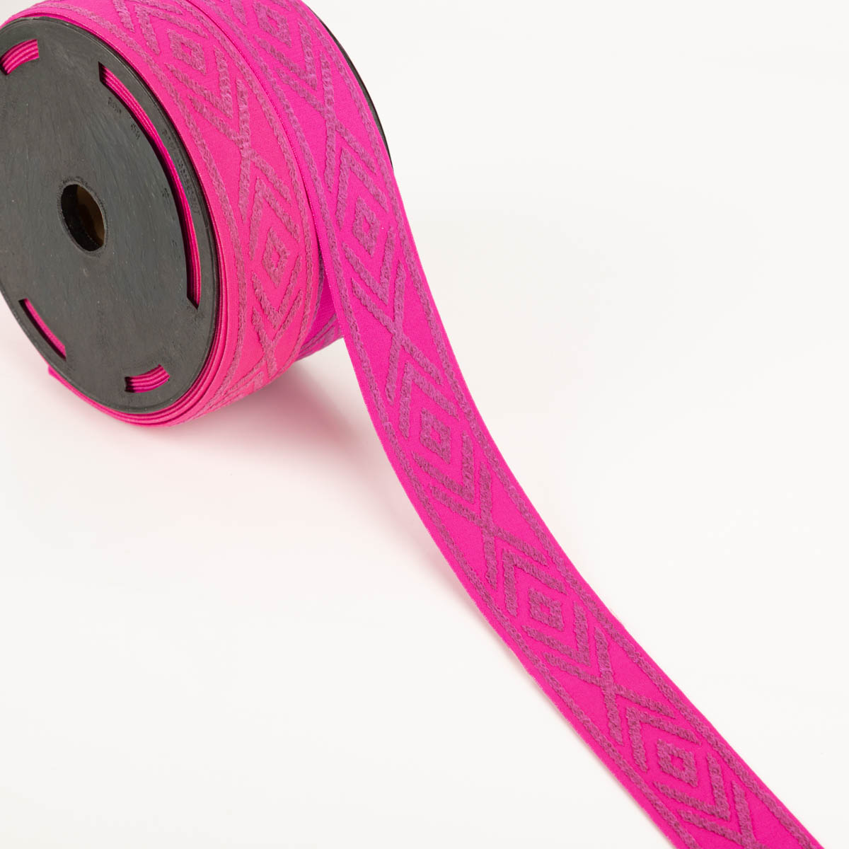 Gummiband Glitzer Rauten geometrisch himbeere pink silber 4cm Breite Rolle mit pinkem Gummiband, silberne Rauten geometrisch gemustert, Nahaufnahme mit weißem Hintergrund