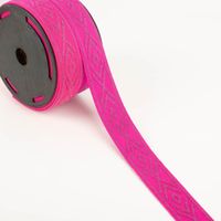 Rolle mit pinkem Gummiband, silberne Rauten geometrisch gemustert, Nahaufnahme mit weißem Hintergrund
