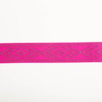 breites Gummiband in himbeerpink mit silbernen geometrischen Rautenmuster, flach ausgebreitet, weißer Hintergrund