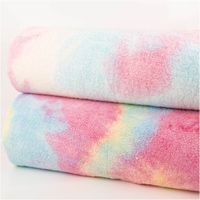 Teddystoff Teddyplüsch Rainbow Batik leuchtend pink blau bunt 1,5m Breite Zwei pastellfarbene Decken aufgerollt, oberste in Rosa und Blau