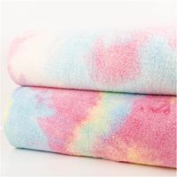 Teddystoff Teddyplüsch Rainbow Batik pastell rosa hellblau gelb 1,5m Breite Zwei bunte, übereinander gelegte Stoffrollen in Pastelltönen