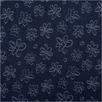Jacquard Jeansstoff mit hellen Blumenmotiven auf dunkelblauem Hintergrund in einer Nahaufnahme