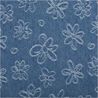 Jacquard Denimstoff mit weißen Blumen auf jeansblauem Hintergrund, Muster im Detail erkennbar