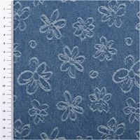 Jeansblauer Jacquardstoff mit weißen Blumenmotiven, Maßband am Rand für Größenvergleich