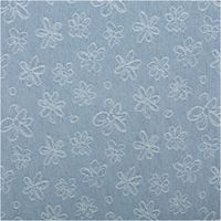 hellblauer Jeansstoff mit eingewebtem Jacquard-Blumenmuster in Nahaufnahme