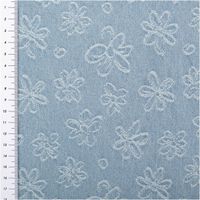 Jeansstoff Jacquard Blumen hellblau weiß 1,8m Breite ausschnitt von hellblauem Denim mit eingewebten weißen Blumen, links mit Maßband