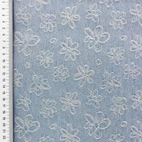 95920-Jeansstoff-Jacquard-Blumen-hellblau-weiss-1-8m-Breite-S2620R-1069-1.jpg Jeansstoff in Hellblau mit eingewebten weißen Jacquard-Blumen, flach liegend mit Maßband am Rand