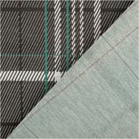 Schottenkaro Stoff in grau schwarz weiß und grün, Vorder- und Rückseite sichtbar, diagonal umgeschlagen