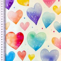 95924-French-Terry-Digitaldruck-Herzen-Aquarell-pastell-bunt-weiss-1-5m-Breite-S2682R-3683-1.jpg Weißer French Terry Stoff mit bunten Aquarell-Herzen in Rosa, Blau, Gelb und Lila, flach liegend mit Maßband
