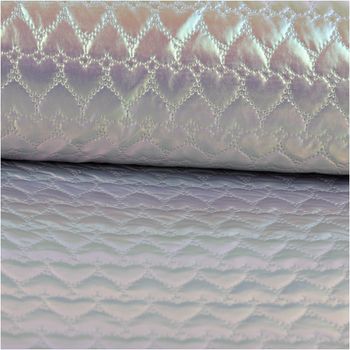 Steppstoff wattiert Herzen holografisch irisierend hellblau 1,4m Breite Rolle aus wattiertem Steppstoff mit irisierendem Effekt und Herzmotiv in hellem Blau