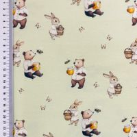 95934-Jersey-Stoff-Baumwolljersey-Digitaldruck-Baer-Hase-Honigbienen-hellgruen-1-5m-Breite-S2643R-3684-1.jpg Hellgrüner Jersey Stoff mit Bären und Hasen, die Honigtöpfe tragen, dazu kleine Bienen, flach liegend mit Maßband