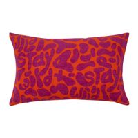 PAD Kissenhülle Wild Leo orange pink Kissenhülle in Orange mit fuchsiafarbenem Leopardenmuster, in das ein Schriftzug eingearbeitet ist.