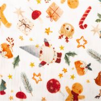 Detailaufnahme von weihnachtlichem Baumwollstoff mit Wichtel, Geschenken und Lebkuchenmotiv.