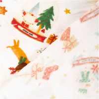 Musselin Stoff Baumwolle Digitaldruck Joujou Schneekugeln Weihnachtsmann weiß rot 1,30m Breite Nahaufnahme des Weihnachtsstoffs mit Schneekugel- und Tannenbaumdesign auf weissem Hintergrund.