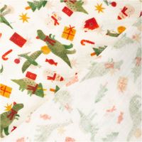 Baumwollstoff mit Weihnachtsmotiven, zeigt Alligatoren und Geschenken in einer Nahaufnahme der bunten Muster.