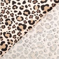 Baumwollstoff Popeline Benja Leopardenmuster beige grau 1,50m Breite Popeline Benja Leopardenmuster beige grau: bedruckte Vorderseite und hellere Rückseite im Vergleich