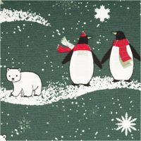 Weihnachtsstoff Dekostoff Halbpanama Frozen Polar World Polarwelt Winter dunkelgrün 1,40m Breite Stoff mit Eisbär und zwei Pinguinen im Schnee auf grünem Hintergrund.