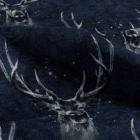 Sweat Glitzerpüppi Hirsch marine grau Sweatstoff mit Hirschköpfen mit Geweih in Grau und Weiß auf Marine, Nahaufnahme des weich fallenden Stoffs