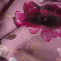 Sweat Glitzerpüppi Rosen altrosa beere Sweatstoff mit Rosen in Rosa, Beere und Weinrot auf Altrosa, Nahaufnahme des weich fallenden Stoffs
