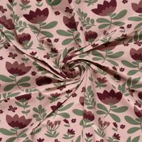 Geraffter French Terry Stoff mit Blumen in Beere und Oliv zeigt den weichen Fall des Sweatstoffs