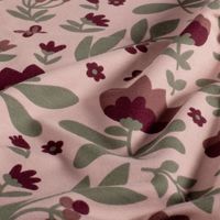 French Terry Stoff mit Blumen in Beere und Oliv auf altrosa, weich drapiert French Terry Stoff mit Blumen in Beere und Oliv auf altrosa, weich drapiert