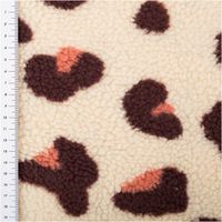 Teddy Stoff Sherpa Fleece Leo beige braun 1,50m Breite Detailansicht von beigem Fleece mit braunen und rosa Leo-Flecken, Maßband am linken Rand