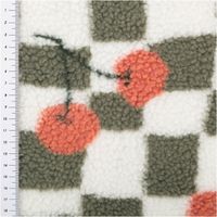 Teddy Stoff Sherpa Fleece Kirschen Schachbrett wollweiß oliv 1,50m Breite Flauschiger Stoff mit olivfarbenem Schachbrett und roten Kirschen, Lineal am Rand als Maßhilfe