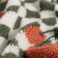 Teddystoff Sherpa Fleece mit roten Kirschen auf Schachbrettmuster in Wollweiß un Teddystoff Sherpa Fleece mit roten Kirschen auf Schachbrettmuster in Wollweiß und Oliv, flauschig gelockt