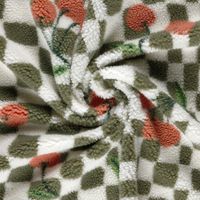 Geraffter Teddystoff Sherpa Fleece mit roten Kirschen auf Schachbrettmuster zeig Geraffter Teddystoff Sherpa Fleece mit roten Kirschen auf Schachbrettmuster zeigt die flauschige Oberfläche