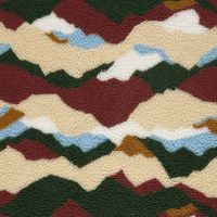 Sherpa Fleece mit abstrakten Wellen in Grün, Hellblau und Creme flach liegend, M Sherpa Fleece mit abstrakten Wellen in Grün, Hellblau und Creme flach liegend, Musterrapport auf bordeauxrot