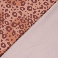 Umgeschlagene Ecke zeigt die weiche Fleece-Innenseite des Softshells mit Leomuster in Braun