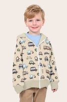 Kind trägt Jacke aus dem Softshell mit Autos, Baggern und Bussen auf beige Kind trägt Jacke aus dem Softshell mit Autos, Baggern und Bussen auf beige