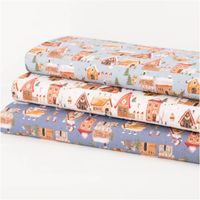 Weihnachtsstoff Baumwollstoff Webware Weihnachtsdorf naturweiß bunt 1,50m Breite Stoffstapel mit buntem Weihnachtsdorf-Motiv auf naturweißem und blauem Baumwollstoff