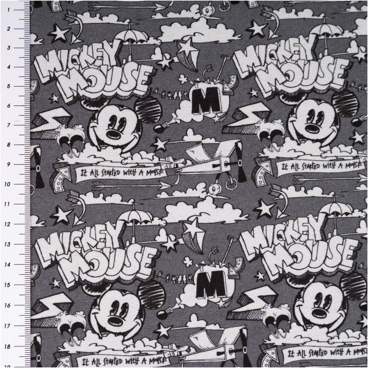 Jersey Stoff Baumwolljersey Disney Mickey Mouse Comic grau meliert schwarz weiß von Swafing 1,50m Breite Jersey Baumwollstoff mit Mickey Mouse Comic-Print in schwarz-weiß auf grau, Muster ausgebreitet, links Maßband