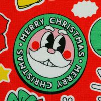Nahaufnahme rundes grünes Merry-Christmas-Emblem mit Weihnachtsmann-Gesicht auf rotem Sweat