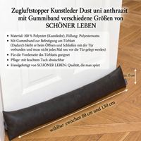 langer Zugluftstopper aus anthrazitfarbenem Kunstleder mit Gummiband vor geschlossener Tür auf Holzfußboden