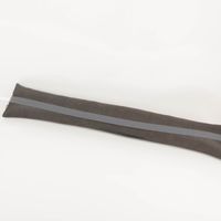 anthrazitfarbener Kunstleder-Zugluftstopper mit grauem Gummiband schräg auf weißem Hintergrund